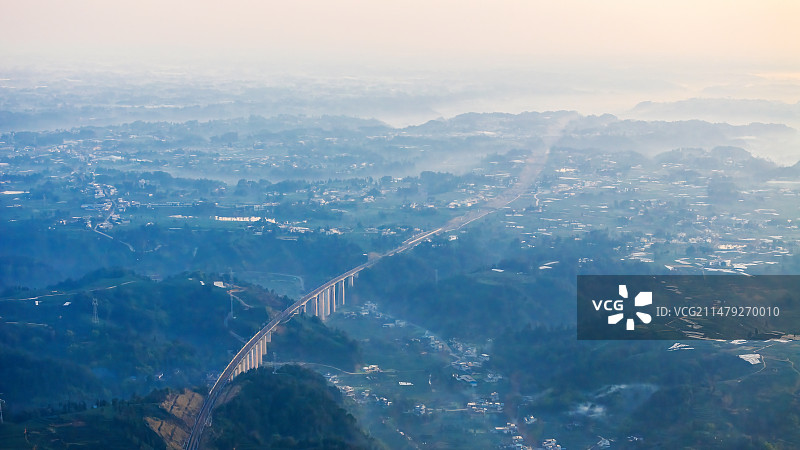 晨雾中的成雅高铁图片素材