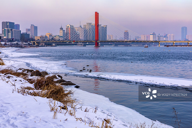 冬天里的吉林市临江门大桥图片素材