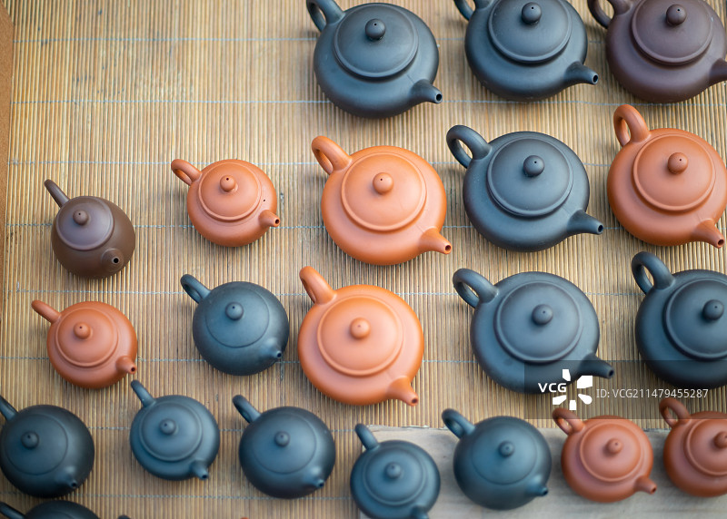 中国茶道文化拍摄主题，地摊上一排传统紫砂壶艺术品工艺品，户外白昼无人图像摄影图片素材