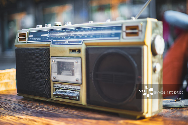 中国乡村风格家用用品拍摄主题，货摊上放置的8090年代复古收音机，白昼户外无人图像摄影图片素材