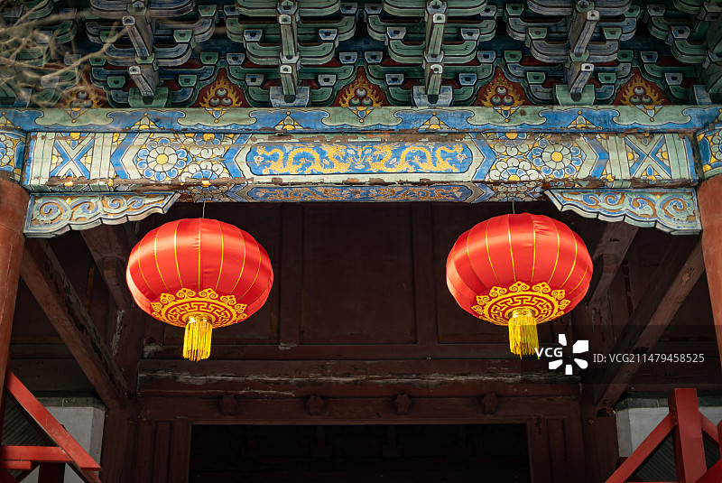 中国山东泰安著名景点泰山旅行旅游目的，泰山第一行宫岱庙，城门悬挂的红灯笼，户外白昼无人图像摄影图片素材