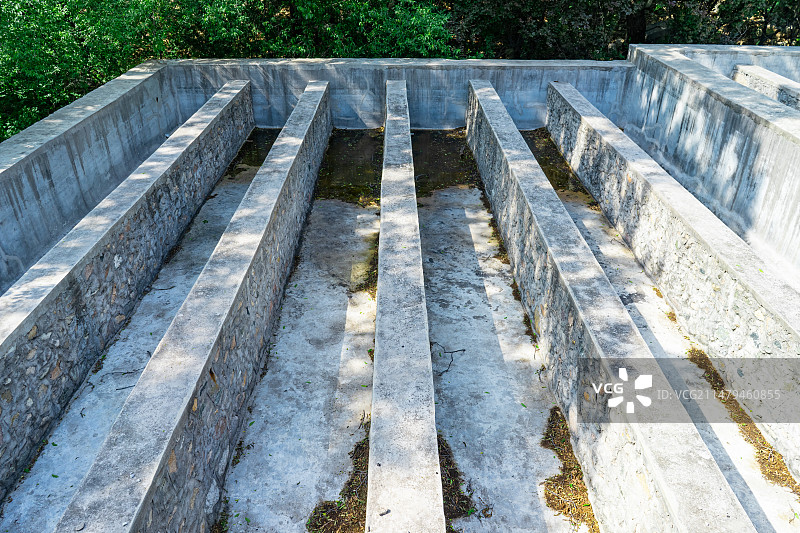 中国自然风光拍摄主题，山区里的水池子，成一排的水泥制作的池塘，户外白昼无人图像摄影图片素材