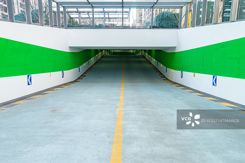 中国城市交通拍摄主题，地下停车场地下车库入口出口的通道和两侧蓝色箭头标志，室内白昼无人图像摄影图片素材