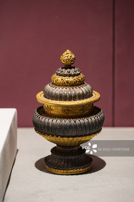 西藏博物馆中的香炉展品图片素材