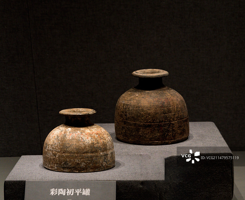 中国传统文化，汉代，彩绘陶壶，彩绘初平罐图片素材