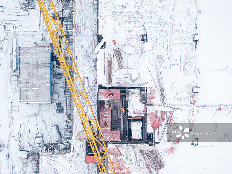 周口建筑工地暴雪中施工场景图片素材