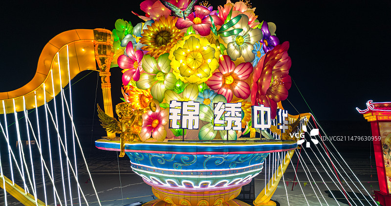 新春佳节闹花灯，正月十五猜灯谜。图片素材