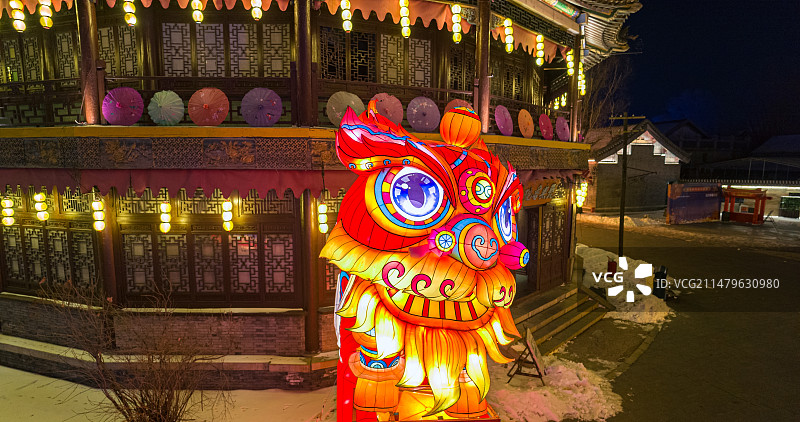 新春佳节闹花灯，正月十五猜灯谜。图片素材