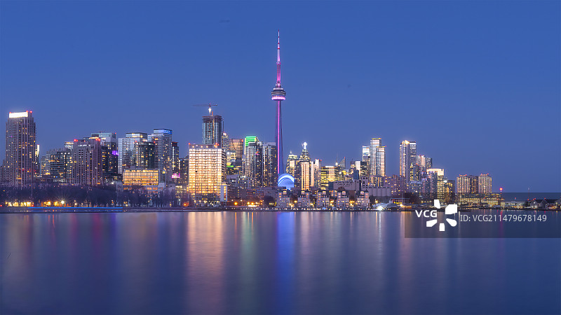 华灯初上的多伦多天际线图片素材