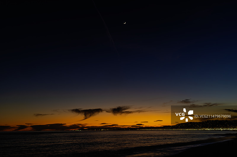 地中海晚霞与峨眉月图片素材