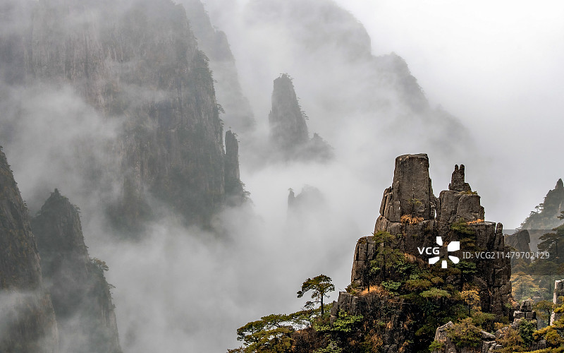 黄山西海濛濛细雨中图片素材