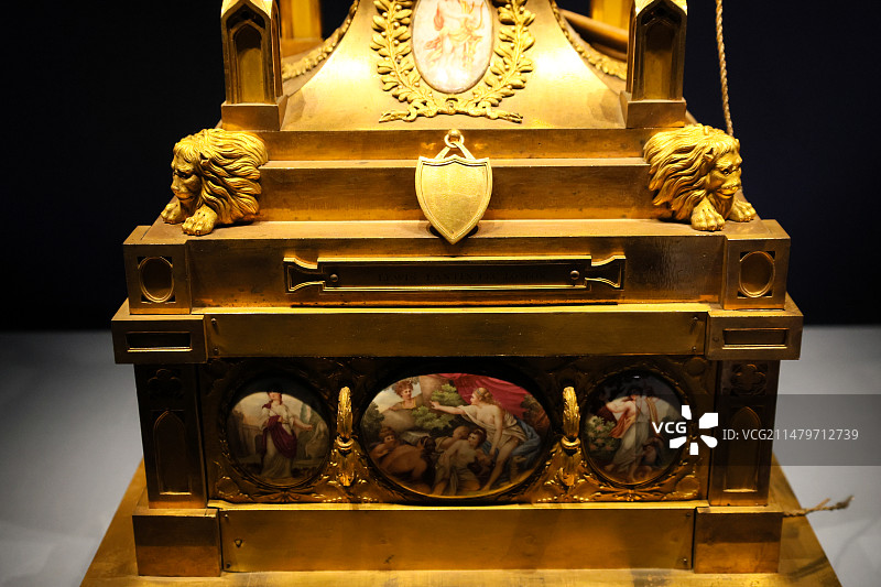 故宫博物院铜镀金嵌珐琅画钟图片素材