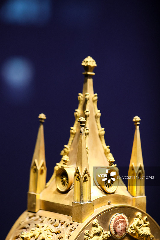 故宫博物院铜镀金嵌珐琅画钟图片素材