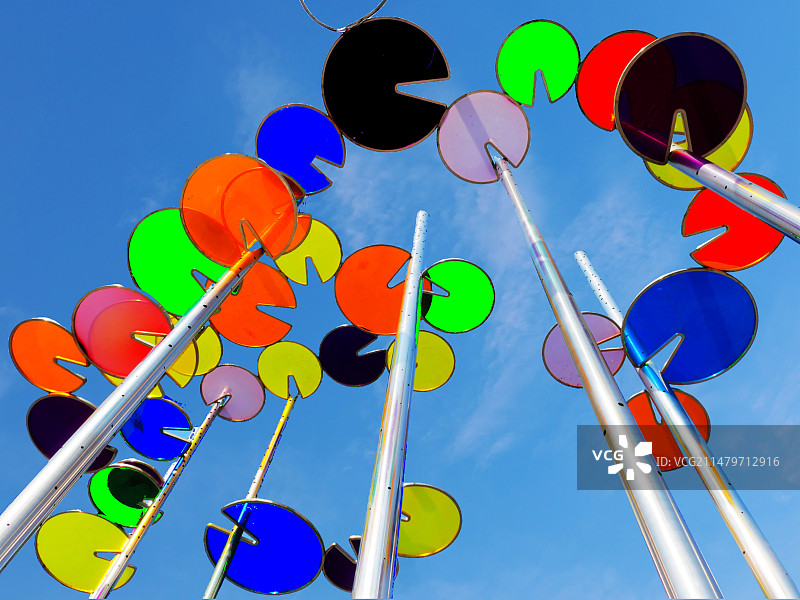 广场彩色装饰蓝天白云下图片素材