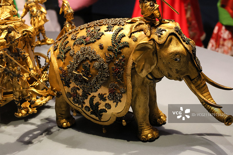 故宫博物院18世纪英国铜镀金象拉战车钟图片素材