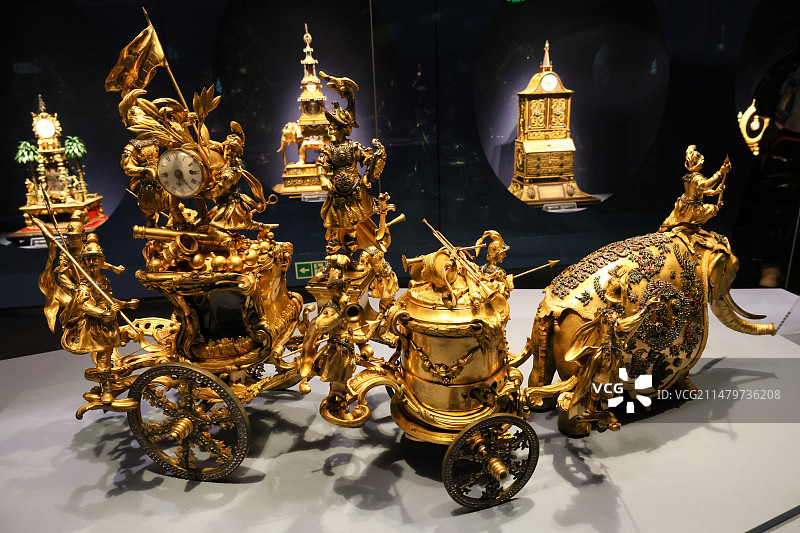 故宫博物院18世纪英国铜镀金象拉战车钟图片素材