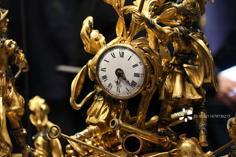 故宫博物院18世纪英国铜镀金象拉战车钟图片素材