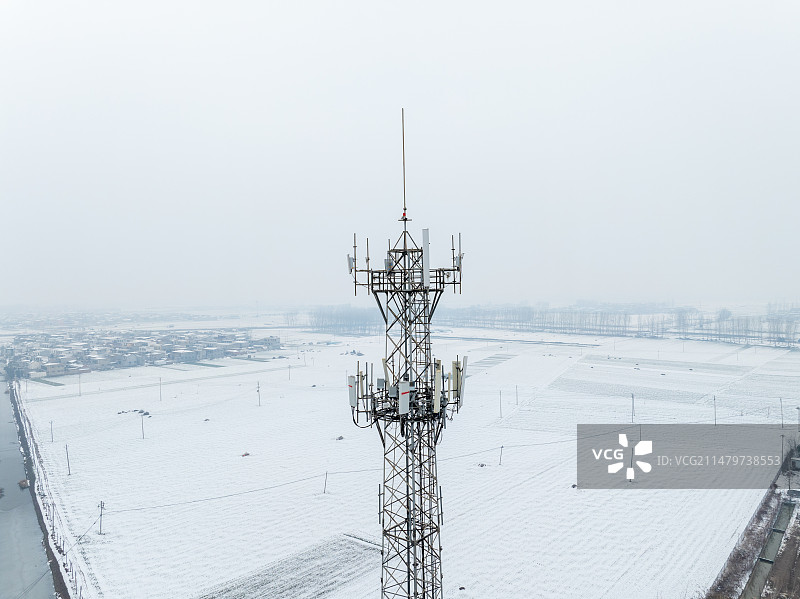暴雪后的农田中的手机通讯基站图片素材