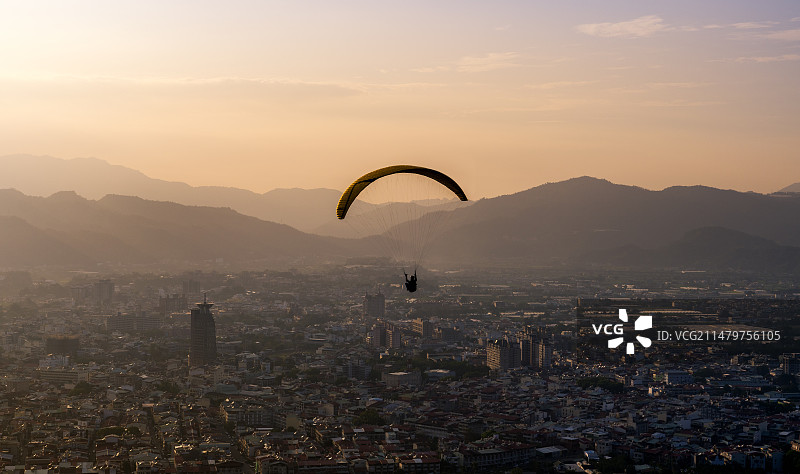 飞翔人生尽在惬意，城市山河尽在眼底图片素材