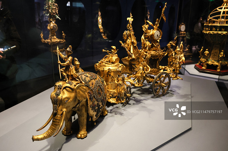 故宫博物院18世纪英国铜镀金象拉战车钟图片素材