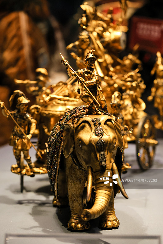 故宫博物院18世纪英国铜镀金象拉战车钟图片素材