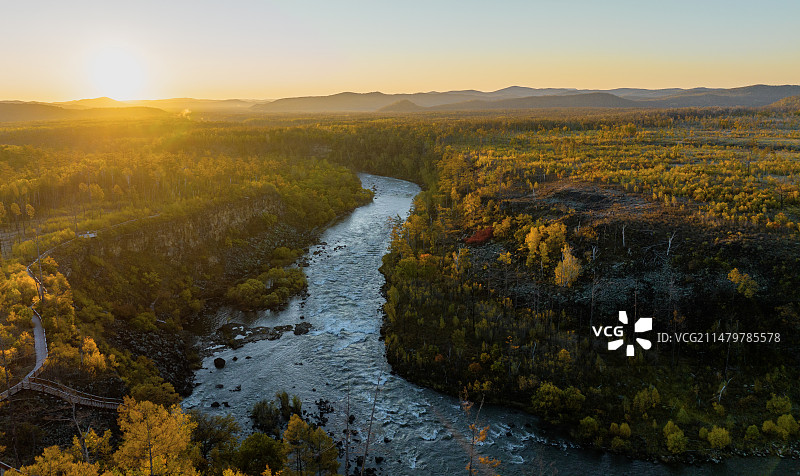 航拍内蒙古达尔滨湖国家森林公园神指峡五彩秋日日出美景图片素材