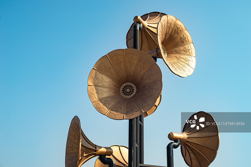 中国山东省泰安市秀城民国风旅游景区，电线杆子顶端的喇叭留声机扬声器设备，户外白昼无人图像摄影图片素材