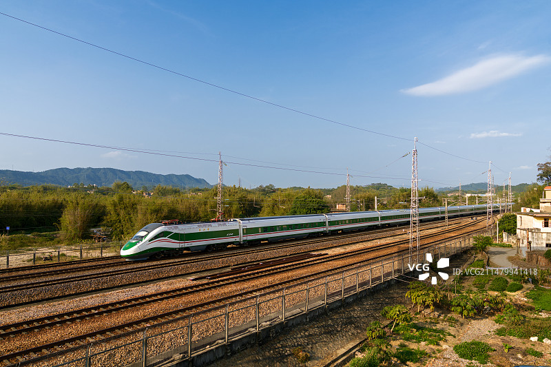 京广线上飞驰的列车图片素材