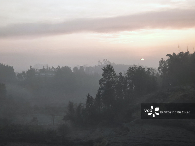 晨雾如烟图片素材