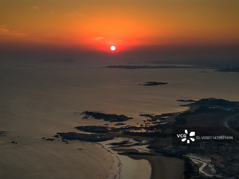 航拍“中国八大最美海岸线”之一冬季福建泉州惠安崇武西沙湾晚霞落日落日图片素材
