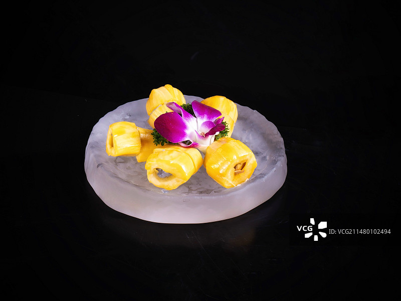 冰块上的榴莲酥图片素材