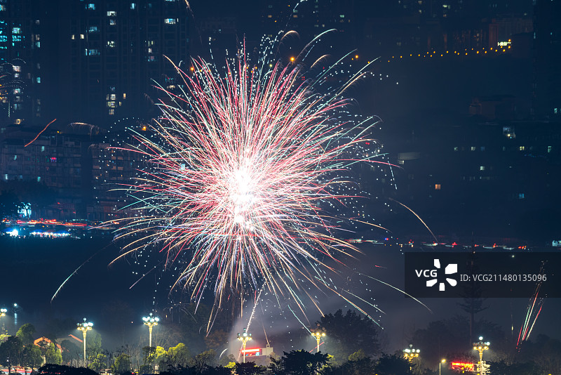 中国小城新年夜景烟花图片素材