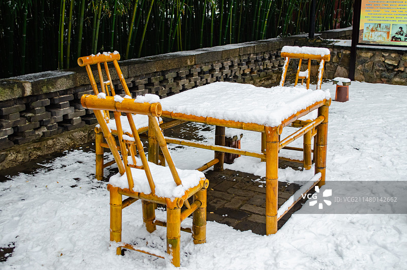 中国非都市自然风光拍摄主题，冬天下雪竹子编织的桌子和椅子上覆盖厚厚的白雪，户外白昼无人图像摄影图片素材