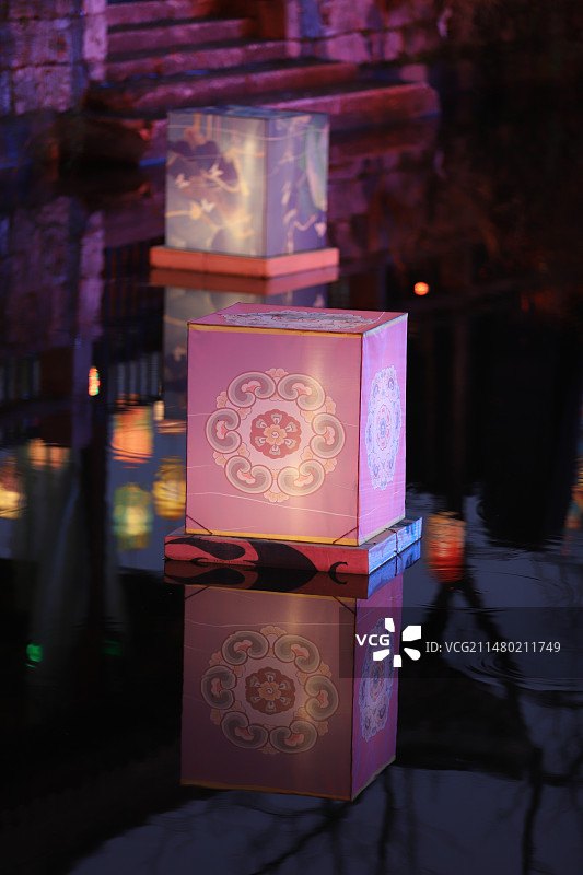 横店梦幻谷灯会河中的灯笼图片素材