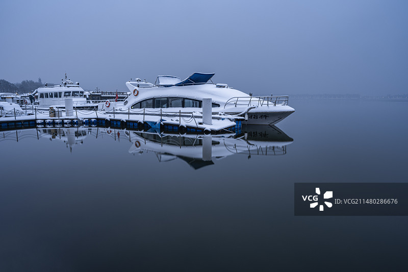 武汉东湖暴雪中停靠在水面上的游艇图片素材