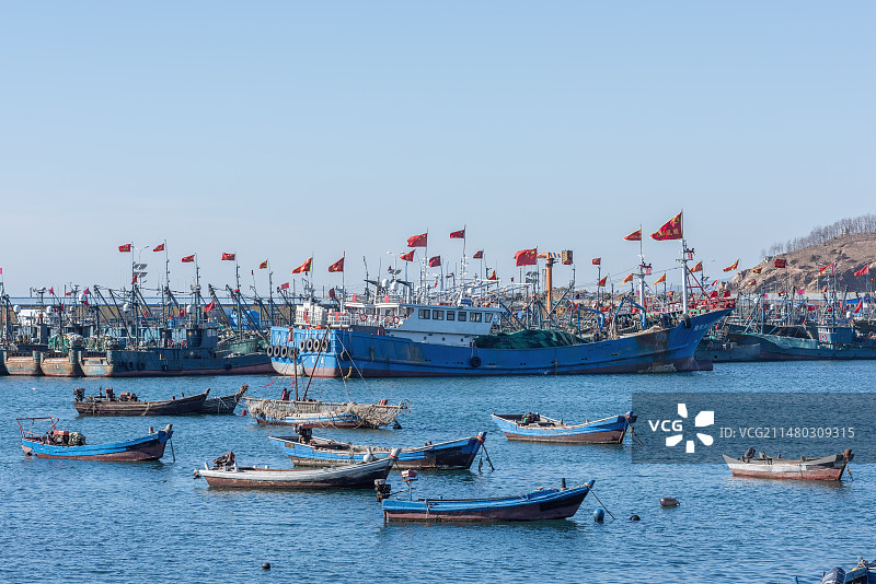 渔港中停泊的渔船图片素材