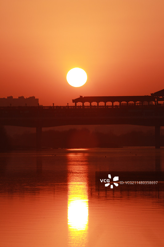夕阳下的风雨廊桥（咸阳）图片素材