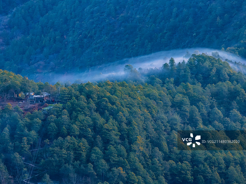 无人机航拍云南边界上的桃花源|人神共居的丙中洛图片素材