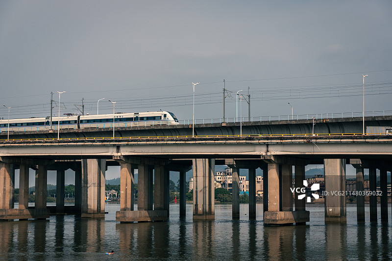 穿梭的高铁图片素材