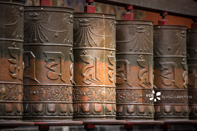 中国青海省西宁市湟中县城鲁沙尔镇塔尔寺里的转经筒图片素材