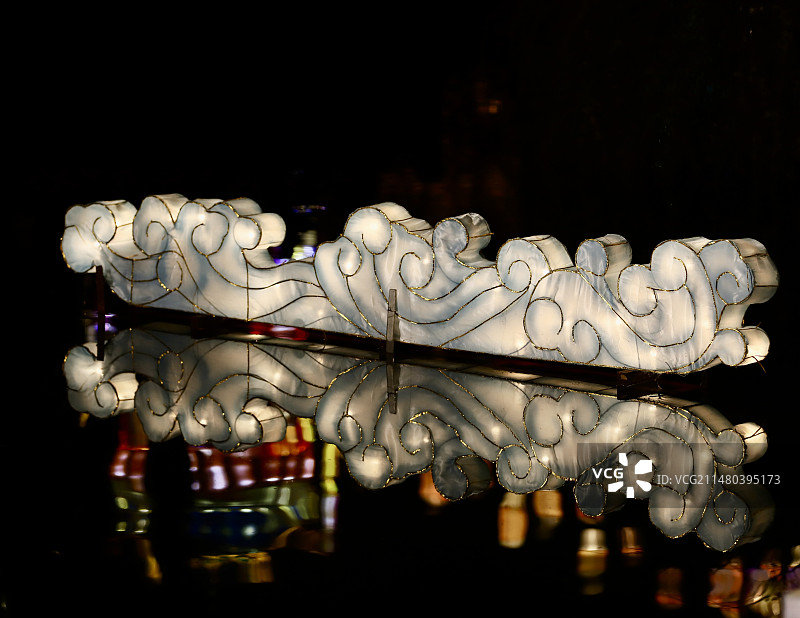 横店灯会湖面的灯笼图片素材