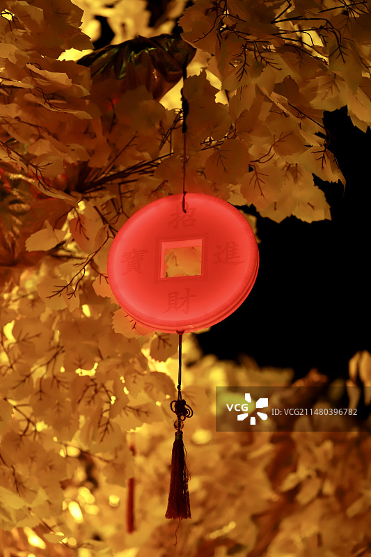 横店灯会发财树上挂着的祝福图片素材