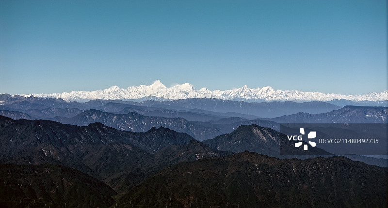 远眺贡嘎雪山图片素材