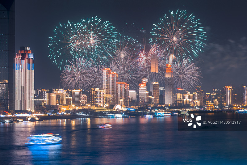 湖北省武汉市长江沿岸现代建筑龙年烟花秀图片素材