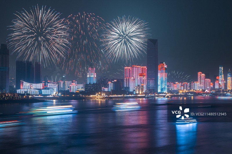 湖北省武汉市长江沿岸现代建筑龙年烟花秀图片素材