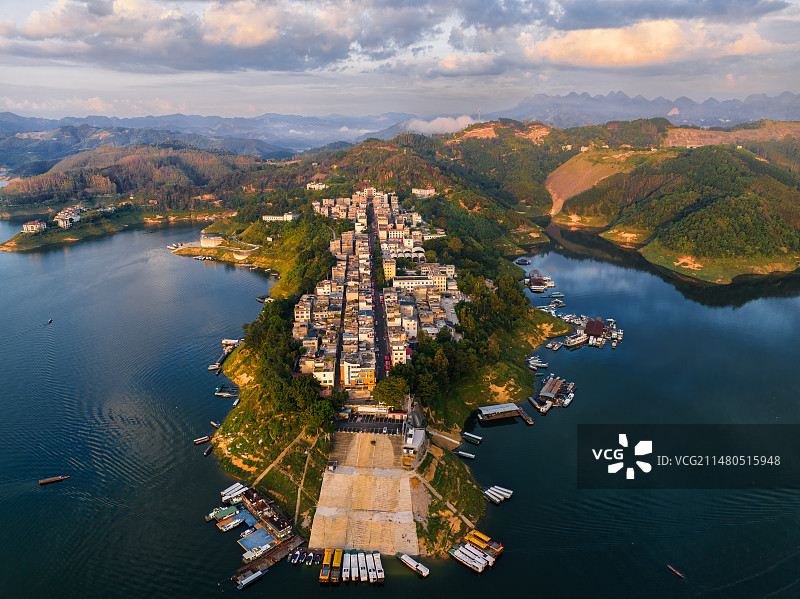 黔西南万峰湖畔的南盘江镇航拍风光图片素材