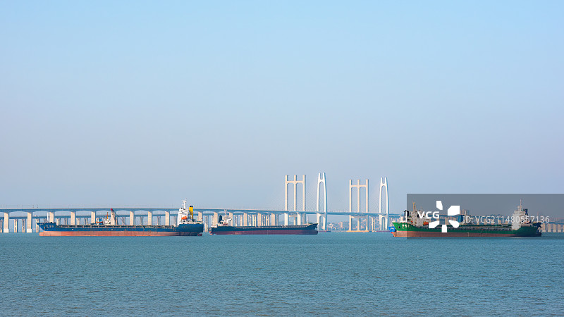 泉州湾跨海大桥，海上通行的轮船图片素材