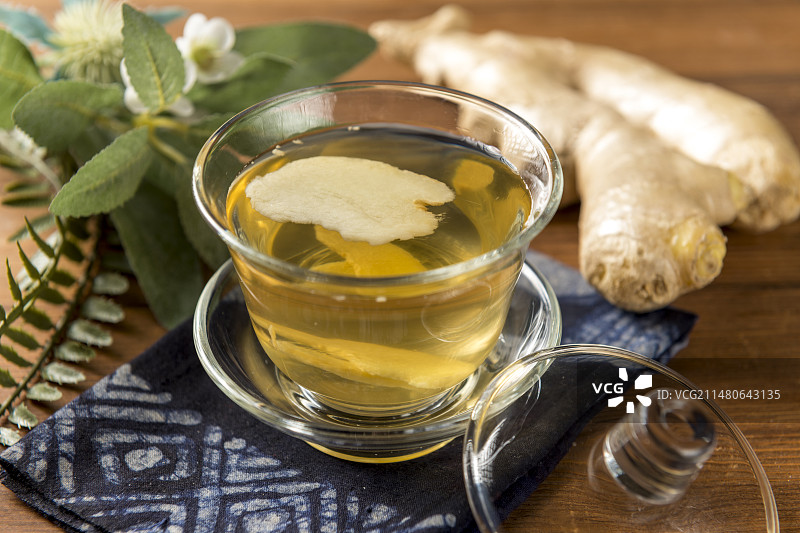 一盘糖姜摆放在桌面上特写图片素材