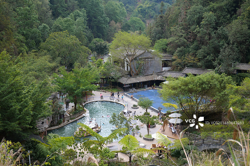 腾冲热海，山谷中的美女池温泉图片素材