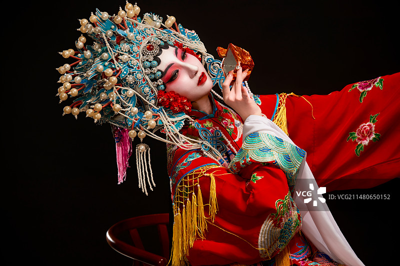 装扮国粹京剧贵妃醉酒角色形象的中国少女图片素材